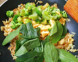 Foto del paso 4 de la receta: Esto no es un arroz chino, pero parece 🍚🥦🍳