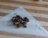 Foto del paso 4 de la receta: Crema de setas variadas con rollitos de masa brick