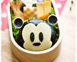 A picture of step 7 of Mickey and Minnie Onigiri Character Bento.