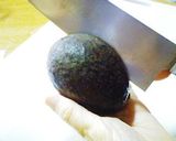 A picture of step 1 of How to Neatly Peel an Avocado.