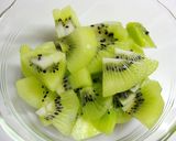 A picture of step 2 of Apple and Kiwi Honey Jam.