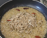 Foto del paso 3 de la receta: Espaguetis negros con gulas y gambas