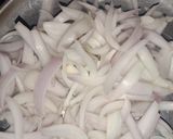 A picture of step 2 of Smoked onion (salad).