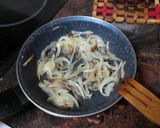 Foto del paso 3 de la receta: Tortilla de papas con cebolla sofrita y perejil picado y ensalada