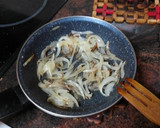 Foto del paso 3 de la receta: Tortilla de papas con cebolla sofrita y perejil picado y ensalada