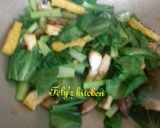 Foto langkah ke 8 dari resep Tumis pakcoy tahu jamur.