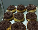 Foto langkah ke 4 dari resep Donat coklat mesis.