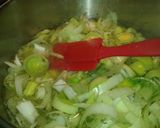 A picture of step 2 of Low fat broccoli and leek soup.