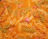 Foto del paso 3 de la receta: Espirales en salsa de guisantes y zanahorias con salchichas