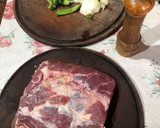 Foto del paso 1 de la receta: Bondiola a la olla con morrón y cebolla 😋