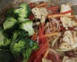 A picture of step 4 of Chicken Pan Fried Noddles.