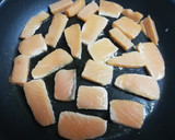 Foto del paso 4 de la receta: Taquitos de salmón a la plancha con cebolla y pimientos