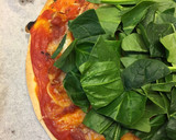 Foto del paso 4 de la receta: Pizza mediterránea de jamón y espinaca fresca 🍕🌿
