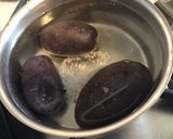 Une image de l'étape 1 de Écrasée d eddos et pommes de terre vitelotte au parmesan et huile de truffe.