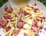 Hình bước làm 4 của món Carbonara pasta xúc xích sốt kem