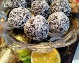 صورة لخطوة 2 من وصفة كرات كيك الشوكولاتة وجوز الهند بأسهل طريقة ❤️😋