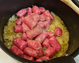 Foto del paso 2 de la receta: Patatas guisadas con salchichas frescas y setas shiitake