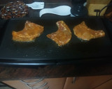 Foto del paso 3 de la receta: Chuletas de cerdo al salmorejo con papas fritas
