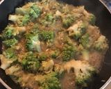 Foto del passaggio 2 della ricetta Pasta porro, cavolo romano e curcuma