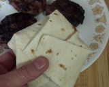 A picture of step 3 of Chilli Cheeseburger Wrap.