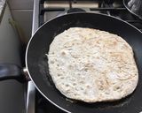 Foto del paso 5 de la receta: Masa de pizza hecha en la sartén