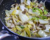 A picture of step 6 of Chinese Cabbage and Pork Stir-Fry with Miso and Mayonnaise.