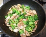 A picture of step 6 of Chinese-style Stir-Fried Squid and Broccoli.