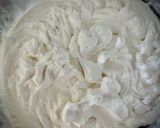 Foto del paso 1 de la receta: Brazo gitano de fresones blancos y rojos con nata y trufa