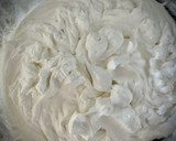 Foto del paso 1 de la receta: Brazo gitano de fresones blancos y rojos con nata y trufa