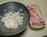 A picture of step 1 of [Farmer’s Recipe] Mizore (Grated Daikon) Hot Pot with Pork.