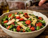 Foto del passaggio 3 della ricetta Insalata mista con noci, pomodorini e parmigiano