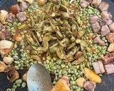 Foto del paso 8 de la receta: Paella con alcachofas, habas y ajos tiernos, carne y albondiguitas