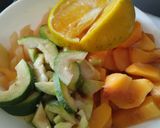 Foto del paso 4 de la receta: Ensalada de frutas con jugo de naranja y sal🍈🍑🍊🧂🍋🟩