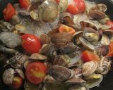 A picture of step 2 of Basic Pasta alle Vongole.