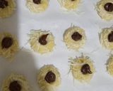 Foto langkah ke 5 dari resep Thumbprint Choco Cheese.