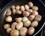 A picture of step 8 of Patatas Bravas (vegan).