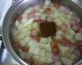 A picture of step 4 of Potato and Wiener Sausage Curry Soup.