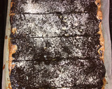 Foto del paso 3 de la receta: Cuadraditos de vainilla, con trozos de manzana, pasas de uva, bañada con chocolate