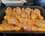 Foto del paso 4 de la receta: Muslitos de pollo al horno con patatas y zanahoria
