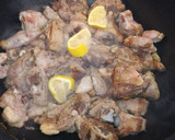 Foto del paso 2 de la receta: Cabrito al ajillo y limón con patatas al horno