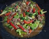 Foto langkah ke 5 dari resep Brokoli Sapi Lada Hitam.