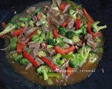 Foto langkah ke 5 dari resep Brokoli Sapi Lada Hitam.