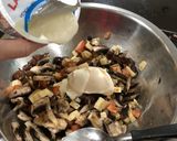 Foto del paso 3 de la receta: Canastitas de champiñones, queso, tomate y aceitunas negras