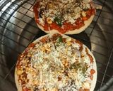 पिज़्ज़ा - विथ होममेड सॉस (Pizza with homemade sauce recipe in Hindi) रेसिपी चरण 5 फोटो