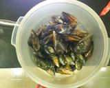 Foto del paso 1 de la receta Mejillones a la marinera