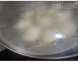 A picture of step 4 of Crispy Skirt Pan-Fried Dumplings.