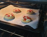 Foto del passaggio 4 della ricetta Focaccine soffici senza lievito con formaggio e pomodorini