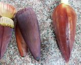A picture of step 2 of Vaazhakoombu cherupayar thoran (banana blossom with lentil).
