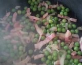 Foto del paso 2 de la receta: Arroz integral con guisantes y bacon
