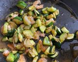 Foto del passaggio 3 della ricetta Rigatoni con gamberi, zucchine, cipollotto e buccia di limone